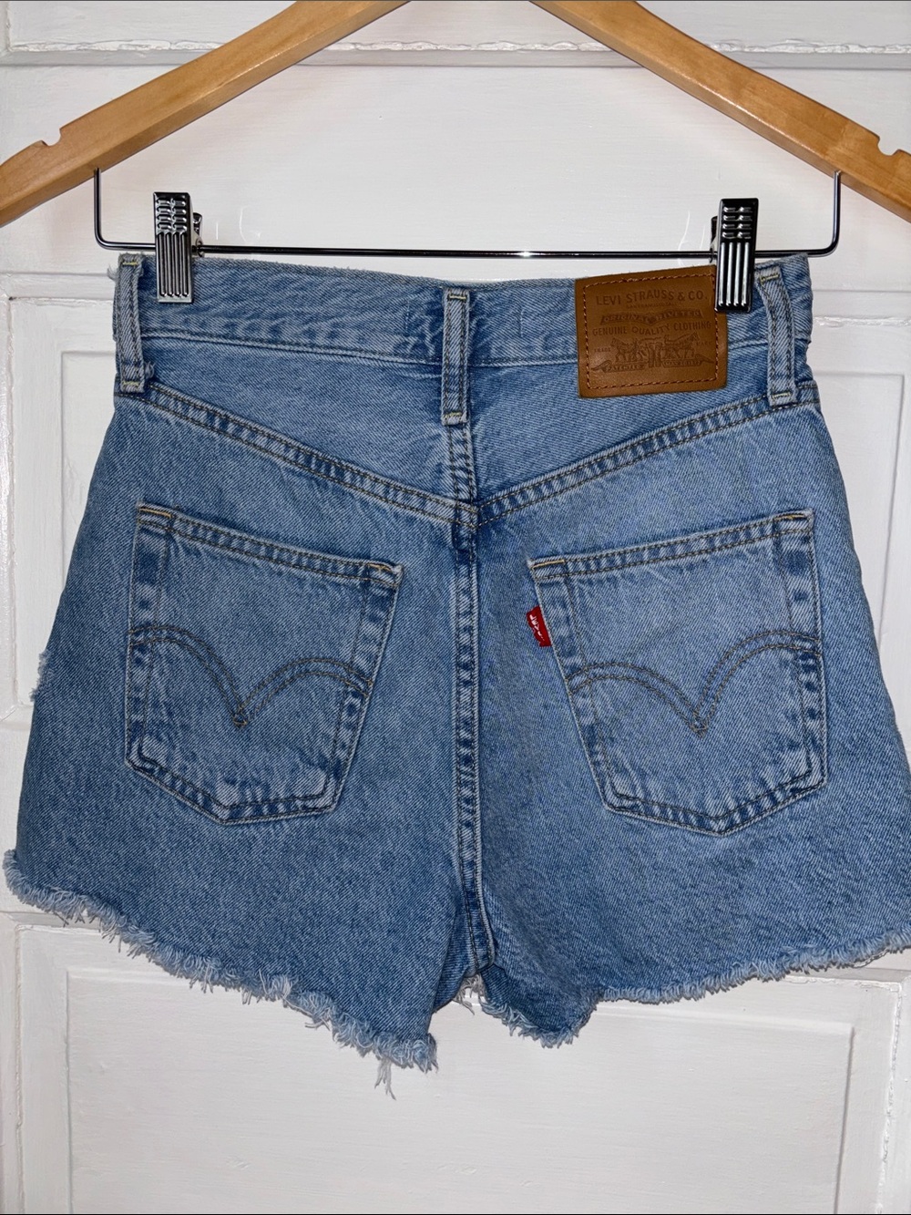 LEVI’S RIBCAGE HIGH RISE DENIM SHORTS - Picture 4 of 10